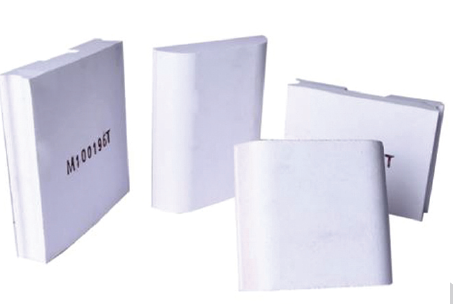 Gas turbine combustion chamber ceramic heat-shield bricks and installation